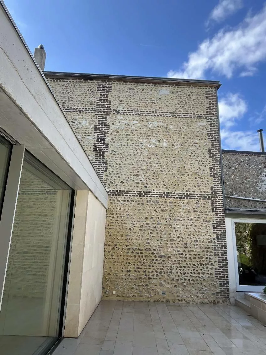 Dépiquetage et réfection de joints de silex et briques